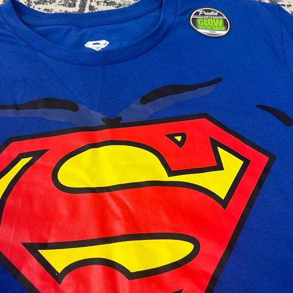 DC Comics Superman Mens Superhero Caped T-Shirt Glow In the Dark 💙❤️ - Picture 5 of 8